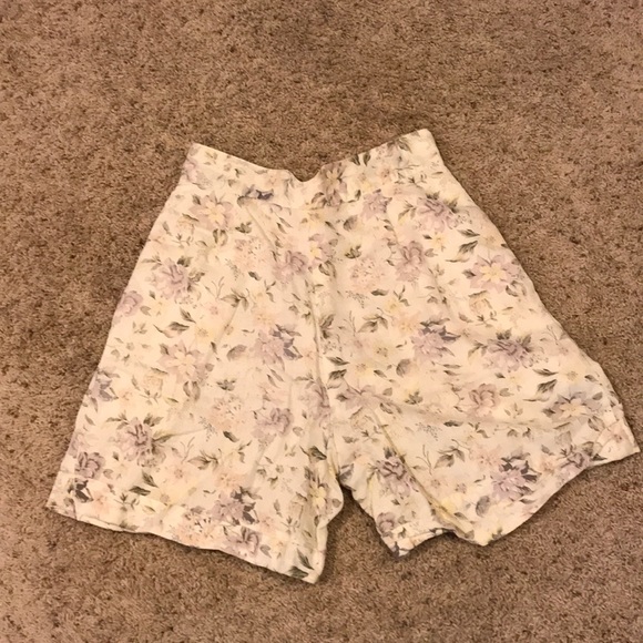 Thrifted Generra Collection Yellow Floral Shorts - Picture 5 of 9